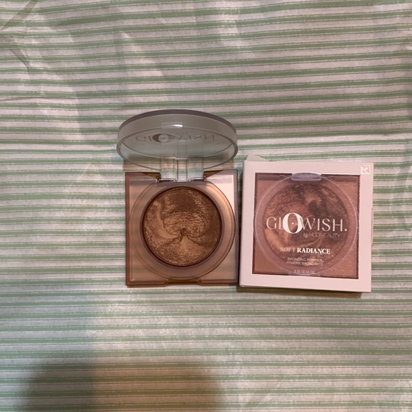 Huda Beauty Mini Glowish Bronzer in Tan Light - Picture 1 of 4